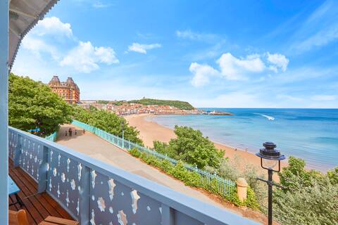The Spa Chalet~ Seafront Balcony~ Pool/Spa + Gym