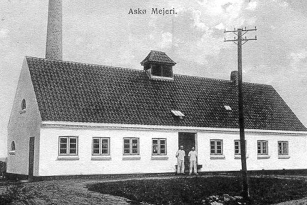 Askø Mejeri 1929. Tidligere lavede man postkort af de bygninger man var særligt stolte af. I 1929. Askø Mejeri er som i 1929 - øens stolthed, som viser hvad øboerne var i stand til at udrette i fællesskab. I dag fremstår mejeriet stadig som en af øens smukkeste huse. Nænsomt restaureret med historiske byggematerialer står mejereriet meget tæt på sit udgangspunkt, omend det er løftet til nutidig standard når det handler om køkken og sanitet. Opvarmet med en luft til vand varmepumpe kan mejeriets 300 m2 opvarmes for en rund tyver på en normal vinterdag. Hvis du er interesseret, kan du få en gennemgang af mejeriets restaurering og de overvejelser, der ligger bag.