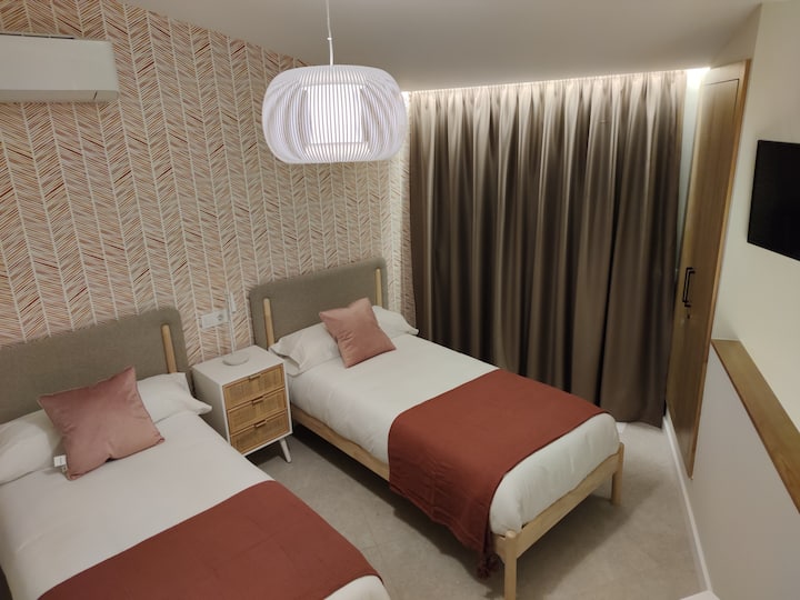 Segunda planta. Dormitorio de dos camas individuales. Smart TV. Terraza con vistas.