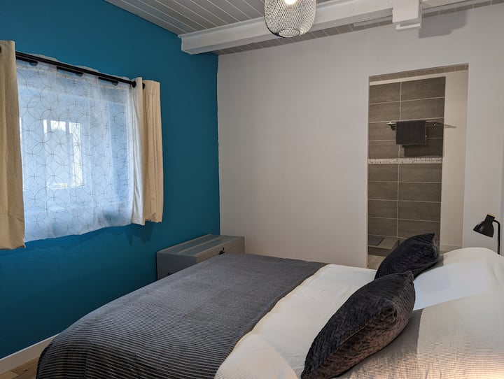 غرفة نوم 4 مع إمكانية الدخول إلى الحمام الثاني 