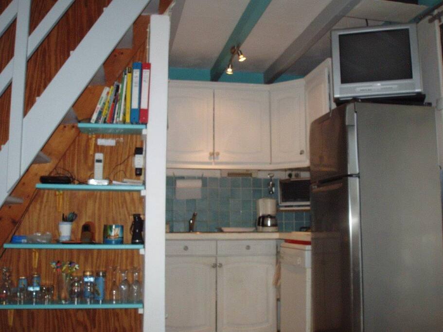 Cuisine fonctionnelle avec nouvelle TV écran plat