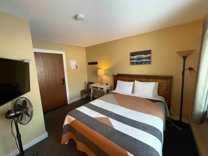 Red Raven Inn Red Raven North: Room 4 in Beaver Bay - Hotels for Rent in Beaver Bay ...