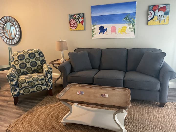 Lovely 2-bedroom Beach View Getaway - Gulf Shores, AL