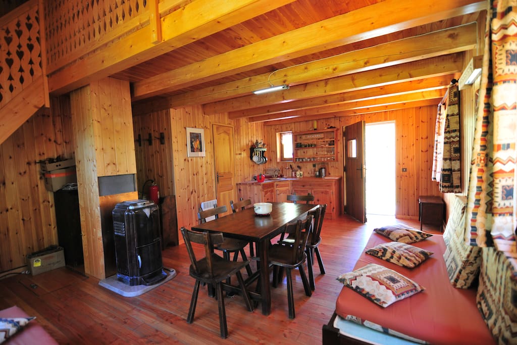 Salon-cuisine tout en bois et très accueillant