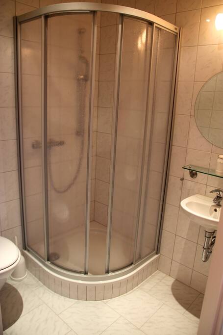 #3: Bad mit Dusche / bathroom with shower