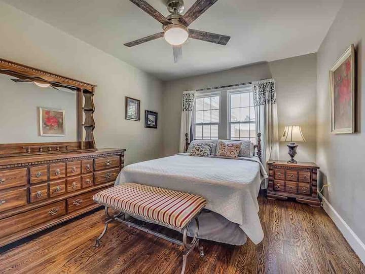 Помошна спална соба со брачен кревет (широк 150-179 см) и завеси за затемнување. 