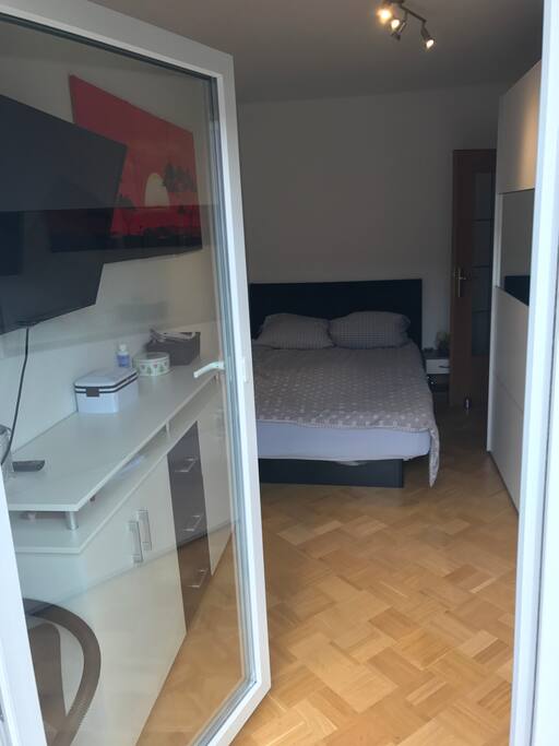 Schlafzimmer vom Balkon aus