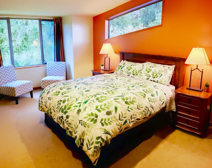 تحتوي غرفة النوم الرئيسية على سرير فاخر بمقاس كبير مع مرتبة بغطاء علوي وبطانية كهربائية لقضاء ليلة نوم رائعة.  يحتوي على حمام داخلي بدش وملابس مزدوجة ومرحاض.  يوجد صندوق كبير من الأدراج بالإضافة إلى مساحة معلقة لجميع ملابسك.