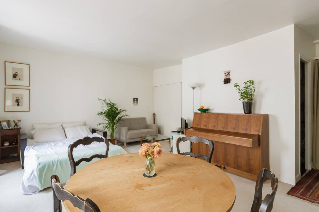 Grande table dans le coin salle à manger, idéal pour un petit déjeuner ensoleillé.