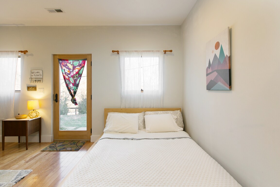 Un nuevo marco de cama tamaño queen realmente cómodo, colchón de espuma viscoelástica y muchas almohadas.