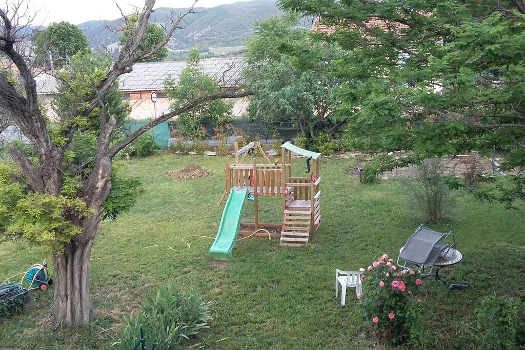 Jardin devant (il est clôturé)
