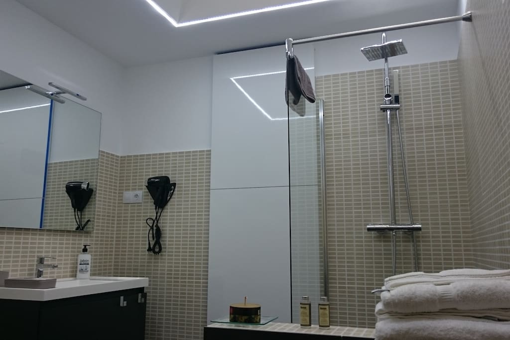 Amplio baño con todo lo necesario