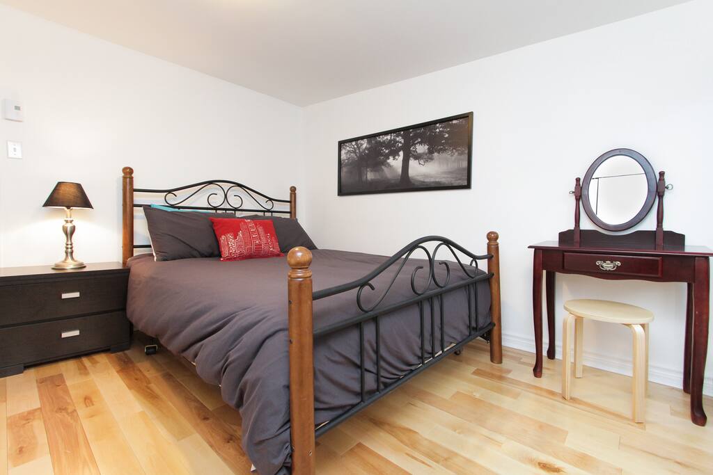 Here's the queen size bed in the master bedroom.