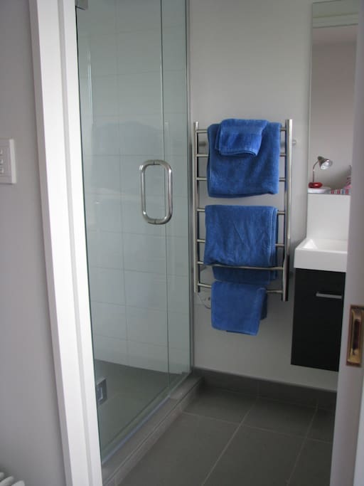 Ensuite Queen bedroom