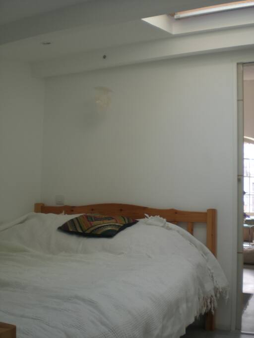 Petite chambre mansardée avec deux velux