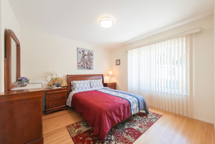 Slaapkamer 2 met groot raam