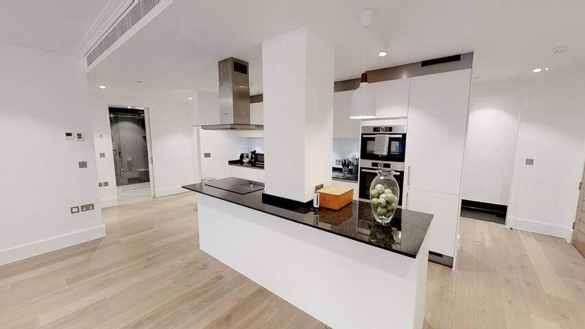 Modern and Bright 2 Bed & 2 Bath in Covent Garden gallery image 5