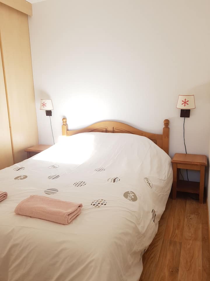 ห้องที่มีแสงแดดส่องพร้อมวิวภูเขาและประตูบานเลื่อนที่สวยงาม 