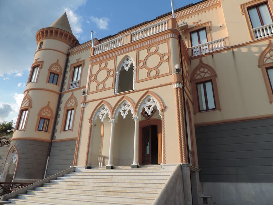 -Ingresso agli appartamenti
-Building maine entrance