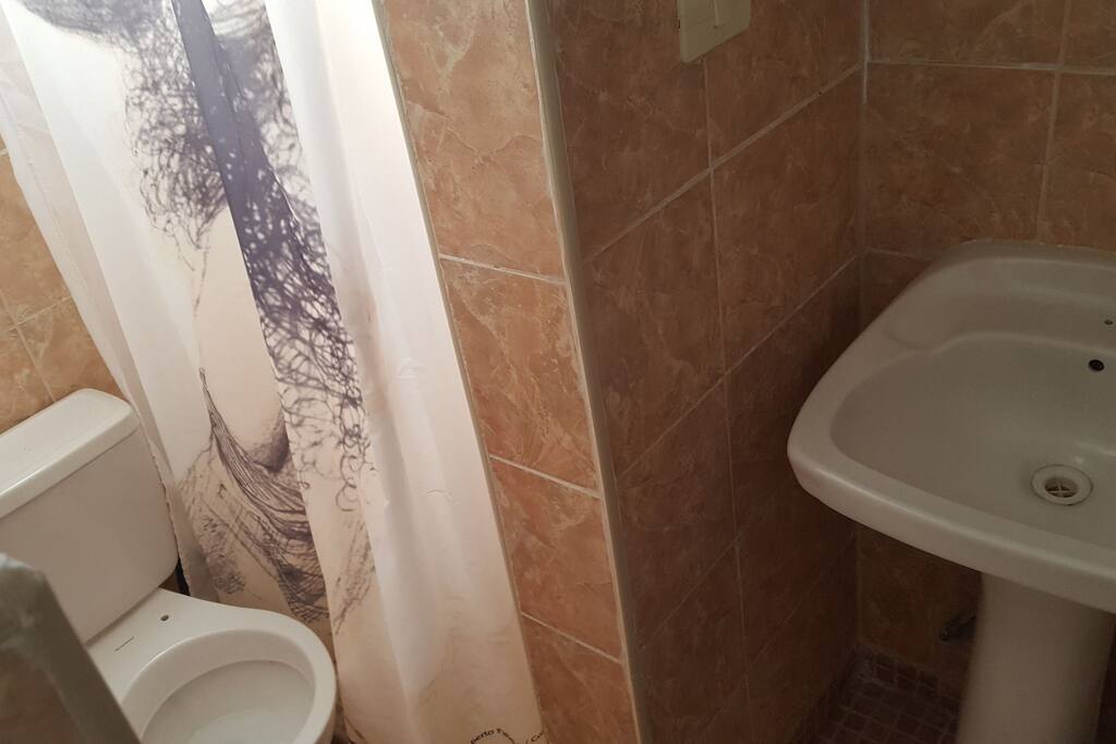 Baño privado con ducha de agua fría y caliente