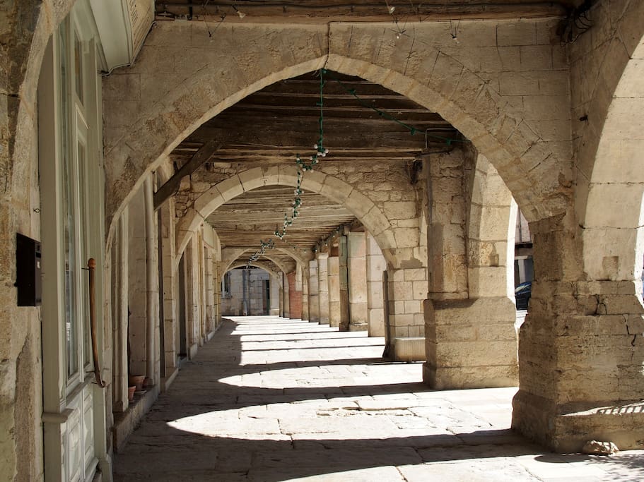 Les couverts de la place centrale