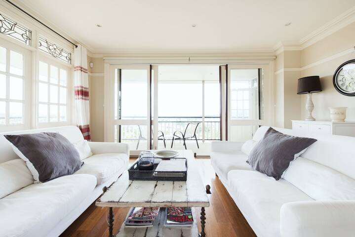 Spacious, Sun-Filled Home Close to Dee Why Beach gallery image 5
