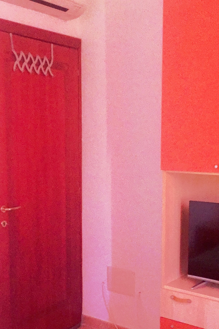 חדר כתום פטרוני עם מיזוג אוויר 