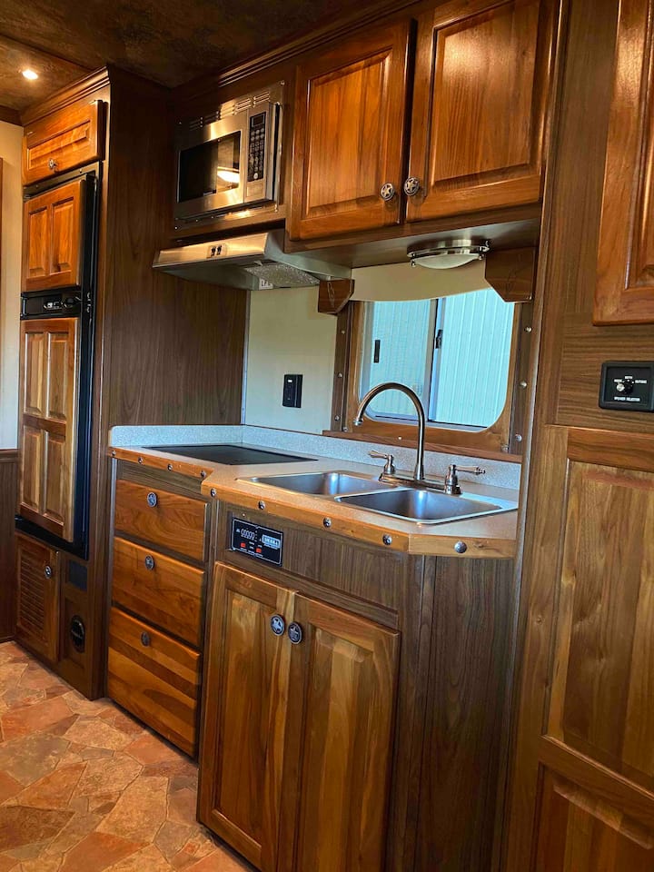 Beautiful 1bed in trailer. Campers/RVs for Rent in