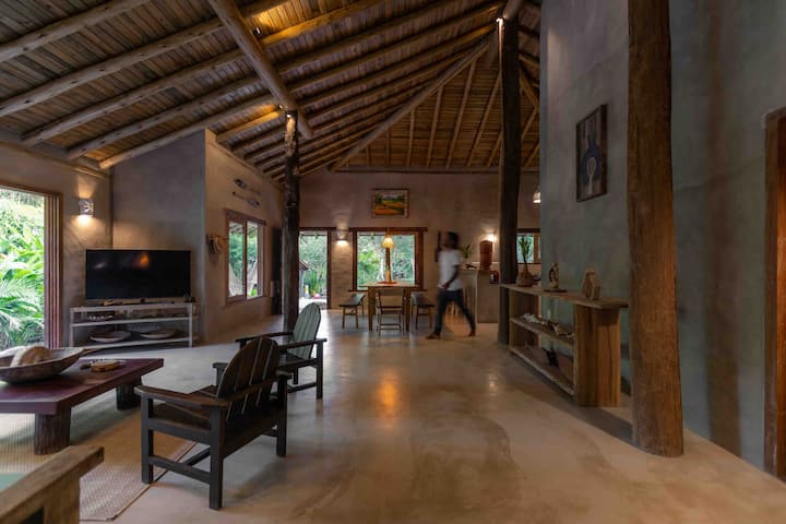 Valorando las características de la arquitectura local y llena de personalidad, es una casa luminosa y acogedora con grandes aberturas y áreas interconectadas que garantizan una buena movilidad y ventilación.
