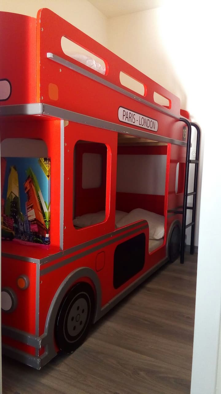 Zona de noche de sus Piou Piou en el París -London con su supercama, lado de la habitación principal 1 y jardín.