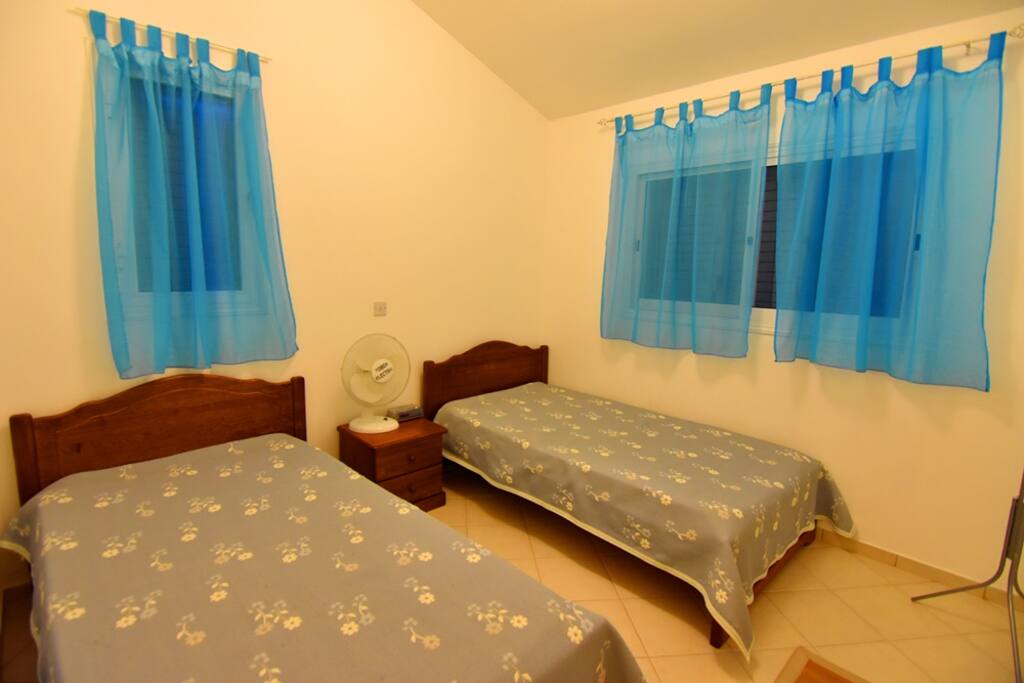 Bedroom with twin 1.5 beds