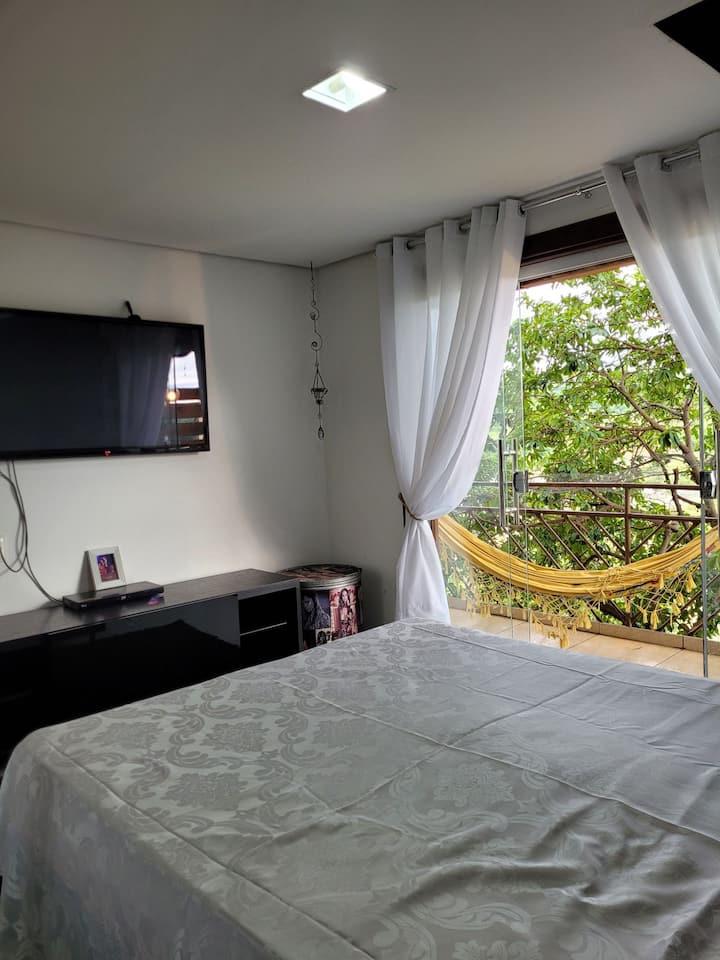 غرفة مع شرفة ونافورة على الجانب وإطلالة على المنطقة الخضراء وجناح مع حمام سباحة بدوامات مائية