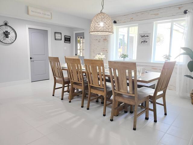 Peaceful Retreat Near White Rock and Arboretum. gallery image 4