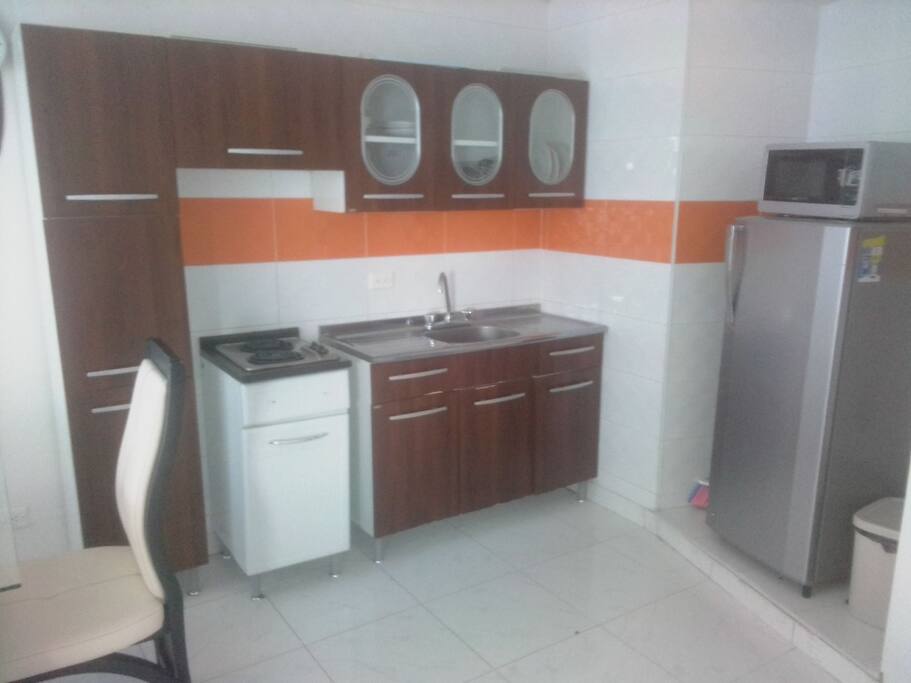 1/1 cocina integral, nevera, horno microondas