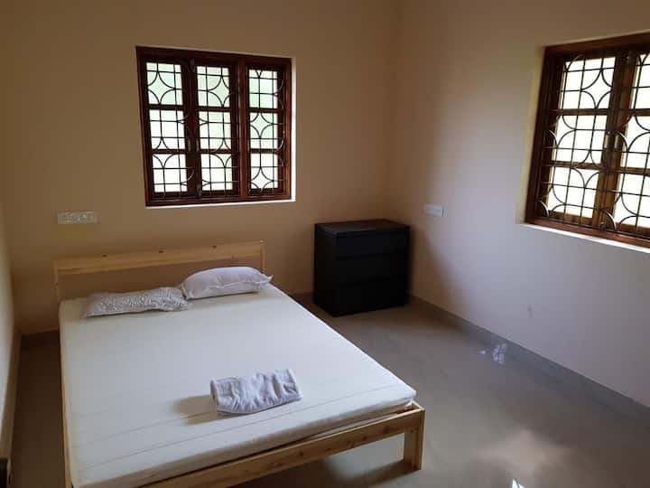 Chambre double principale avec salle de bain attenante