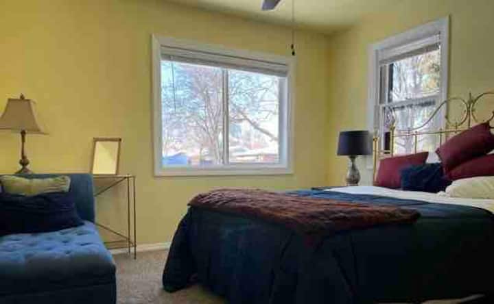 البهجة وفيرة في غرفة النوم الصفراء. خياراتك مجهزة بسرير نحاسي بحجم كوين ، والكثير من الضوء الطبيعي ، وصالة كراسي ، وخياراتك لا حدود لها.

تحتوي جميع غرف النوم على خزانات كبيرة لتوفير مساحة تخزين كبيرة.