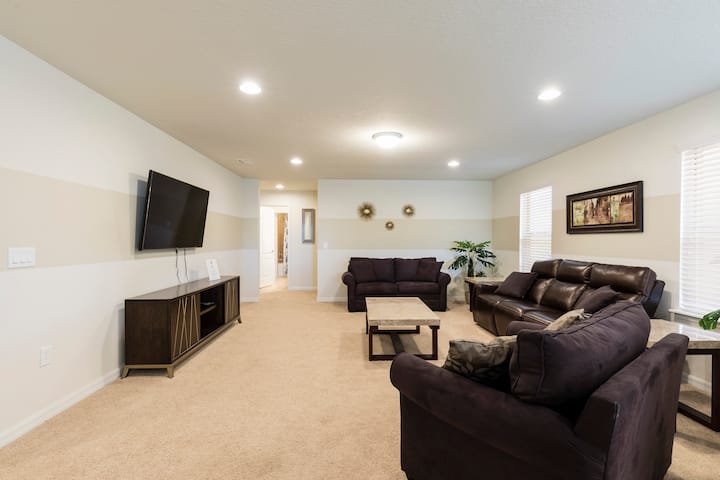 לופט עם פינת ישיבה ומרכז בידור