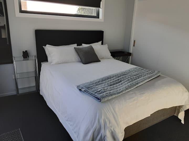 Cama tamaño queen.  Ropa de cama incluida. Puerta corrediza que da al porche.