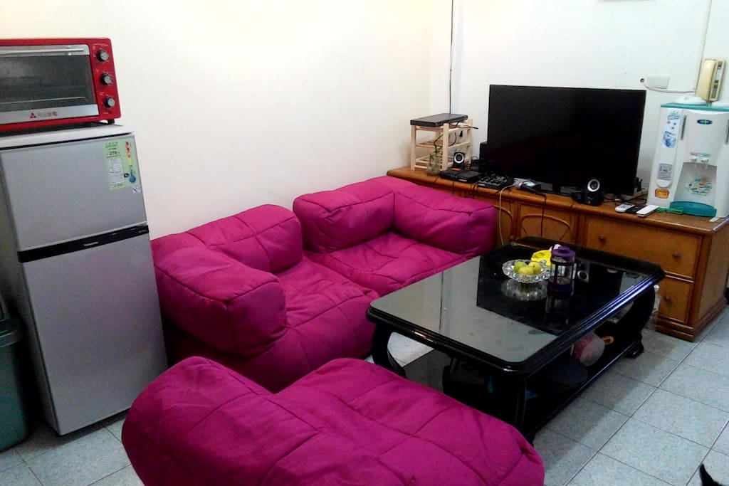 Living space, with TV, fridge, oven, ...