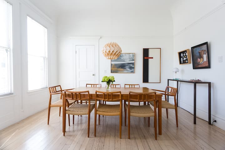 Unique Modern Airy Apartment with Contemporary Art gallery image 2