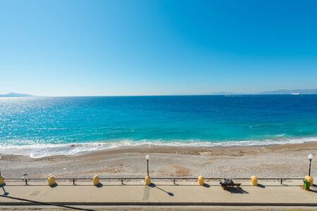 Central 1bedroom apt by the sea