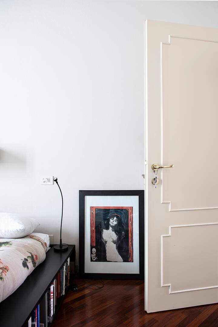 ห้องนอนสว่างสดใสพร้อมตู้เสื้อผ้าขนาดใหญ่ เตียง Flou พร้อมที่นอน OnFuton (ผ้าฝ้ายและน้ำยาง) สะดวกสบายและมีชั้นวางหนังสือในตัวซึ่งคุณสามารถเลือกหนังสือดีได้