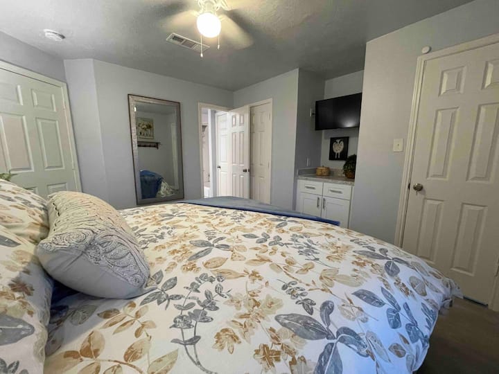 Glavna spavaća soba s bračnim krevetom i Smart TV-om Samsung 