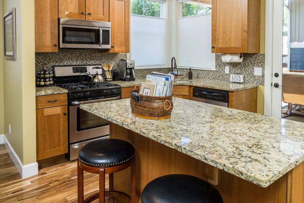 Kitchen - Eating bar for 2