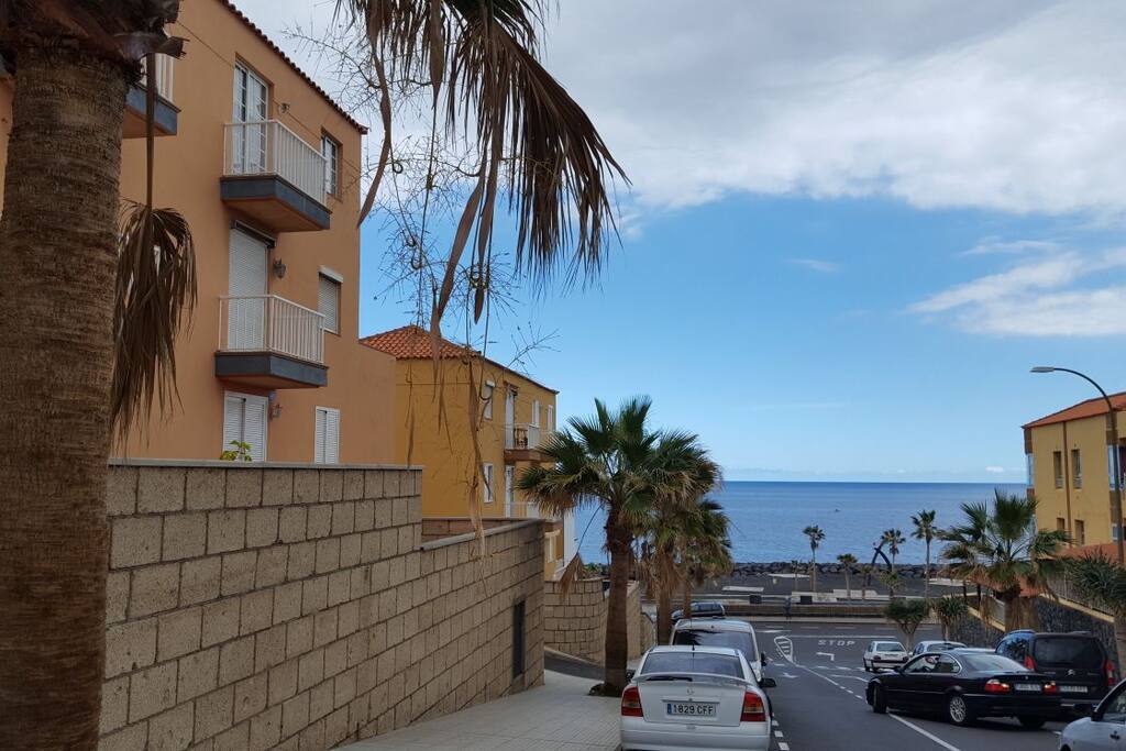 El balconcito de arriba es el nuestro. Una de las ventanas del dormitorio da hacia el mar.