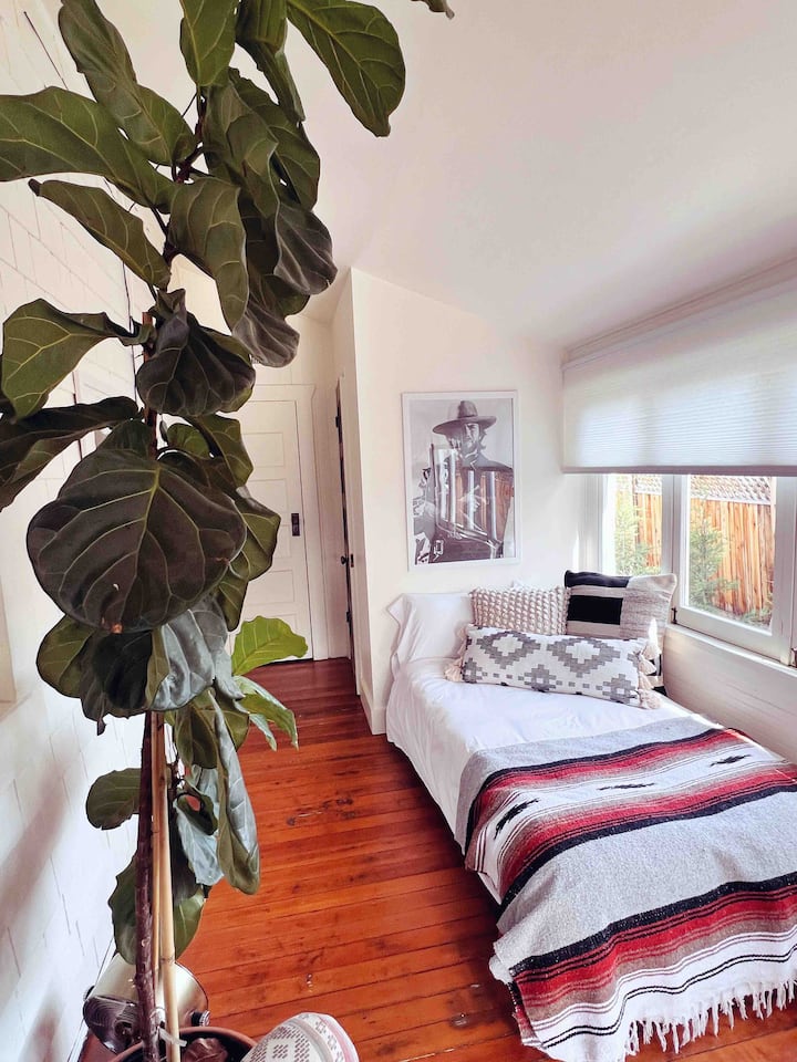 请我为您准备日式床垫！ 配备泡沫罩:)
位于日光浴室内，设有独立的化妆间。
（双人床尺寸）