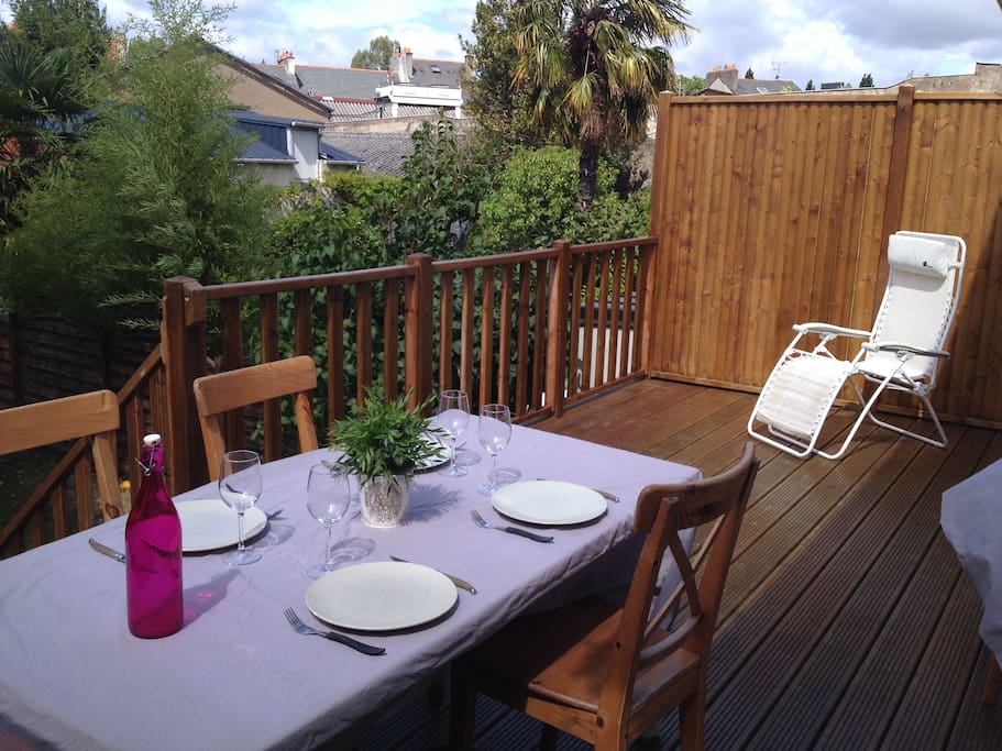 Terrasse ensoleillée de 20m2 donnant accès au jardin