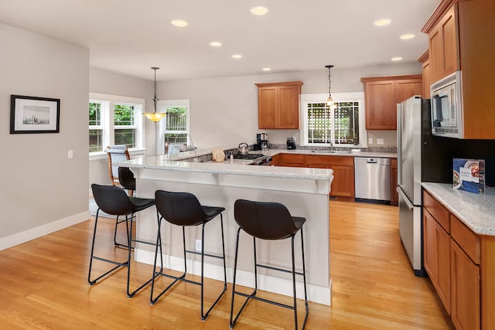 Spacious Wallingford House with Lake Union Views gallery image 2