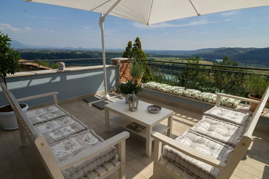 Il salotto sulla terrazza.