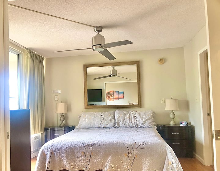 غرفة النوم الرئيسية - سرير كبير ، مكيف هواء ، تلفزيون ، مروحة سقف ، حمام داخلي وإمكانية وصول إلى لاناي 